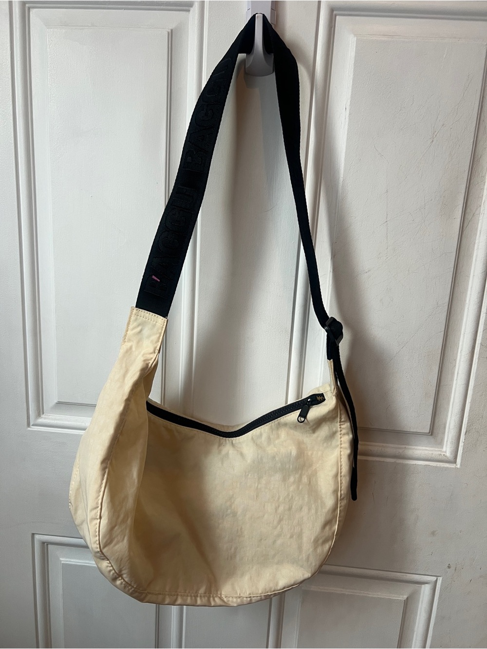 BAGGU Crescent Shoulder Bag in Cream with Black Strap